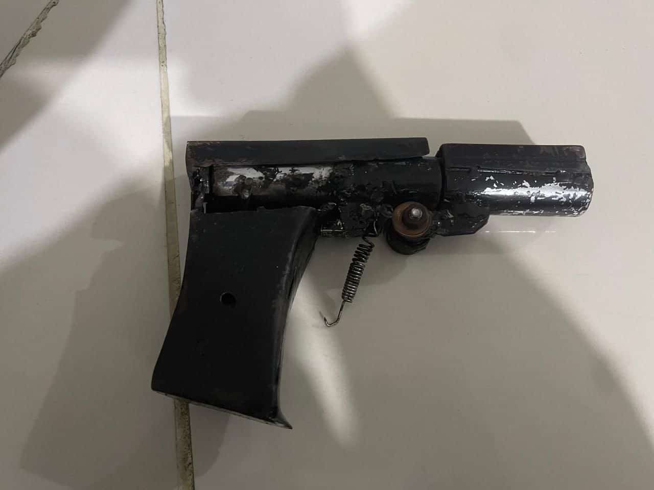 Arma de fabricación casera que la Policía Nacional le ocupó a los apresados Isaac Novas y Ronald Farías, durante operativos realizados en Villa Mella, Santo Domingo Norte.