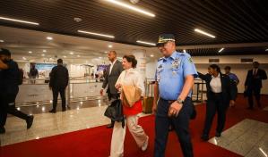 Raquel Peña regresa al país tras asistir a misa de inicio del pontificado del papa León XIV