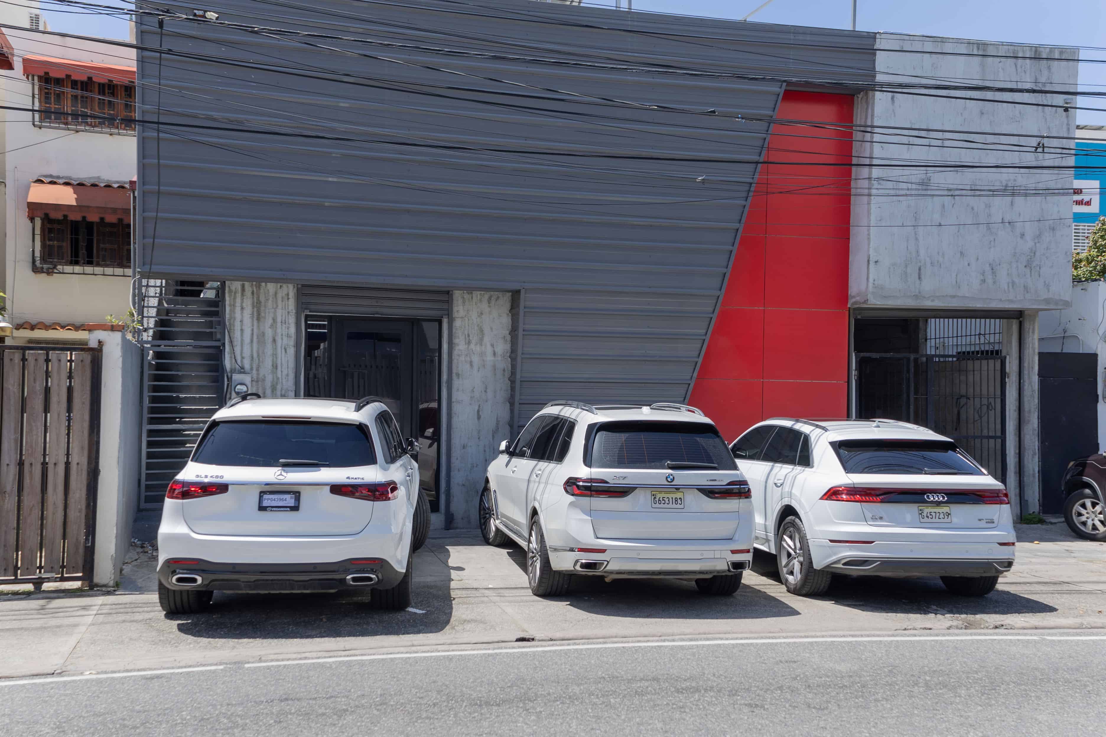 Las aceras se convierten en parqueos privados en el centro de la capital. 