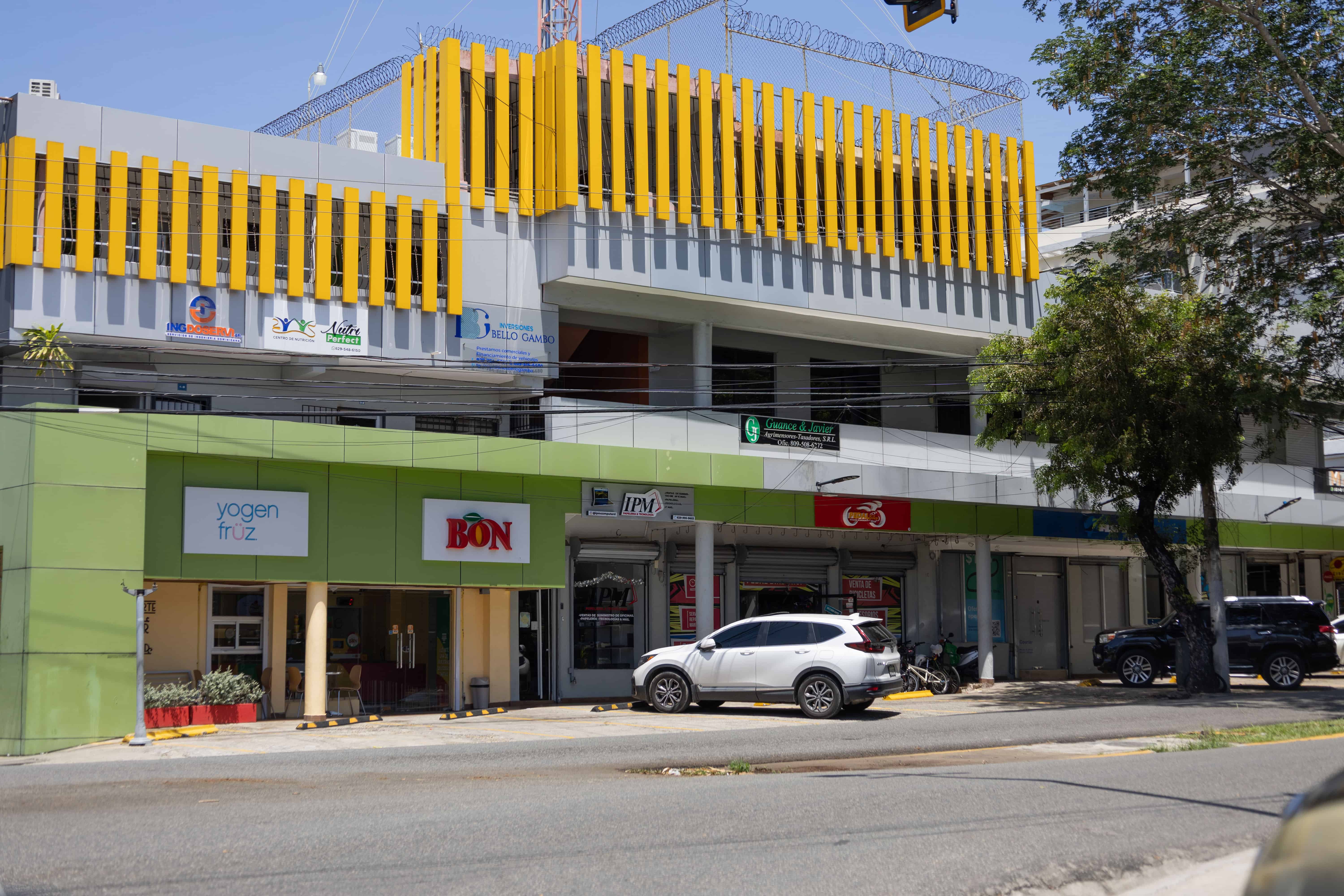 Las aceras se convierten en parqueos privados en el centro de la capital.