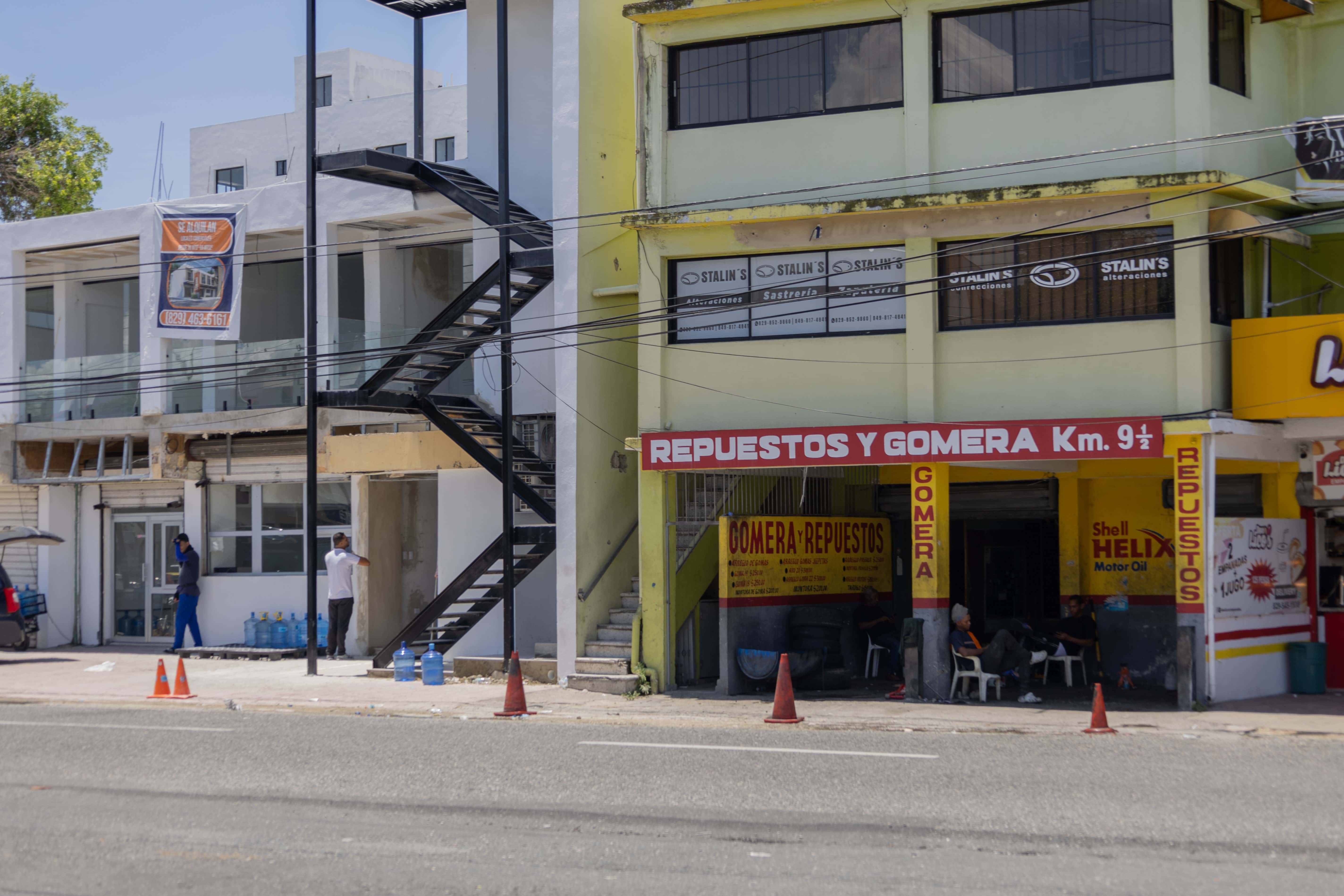 Comercios bloquean las calles con tubos implantados en bases de concreto.Basta con comprar conos color mamey para reservarse el uso exclusivo de la calle. 