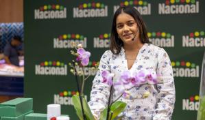 Ofrecen taller sobre "Armado y cuidado de orquídeas", en Supermercado Nacional