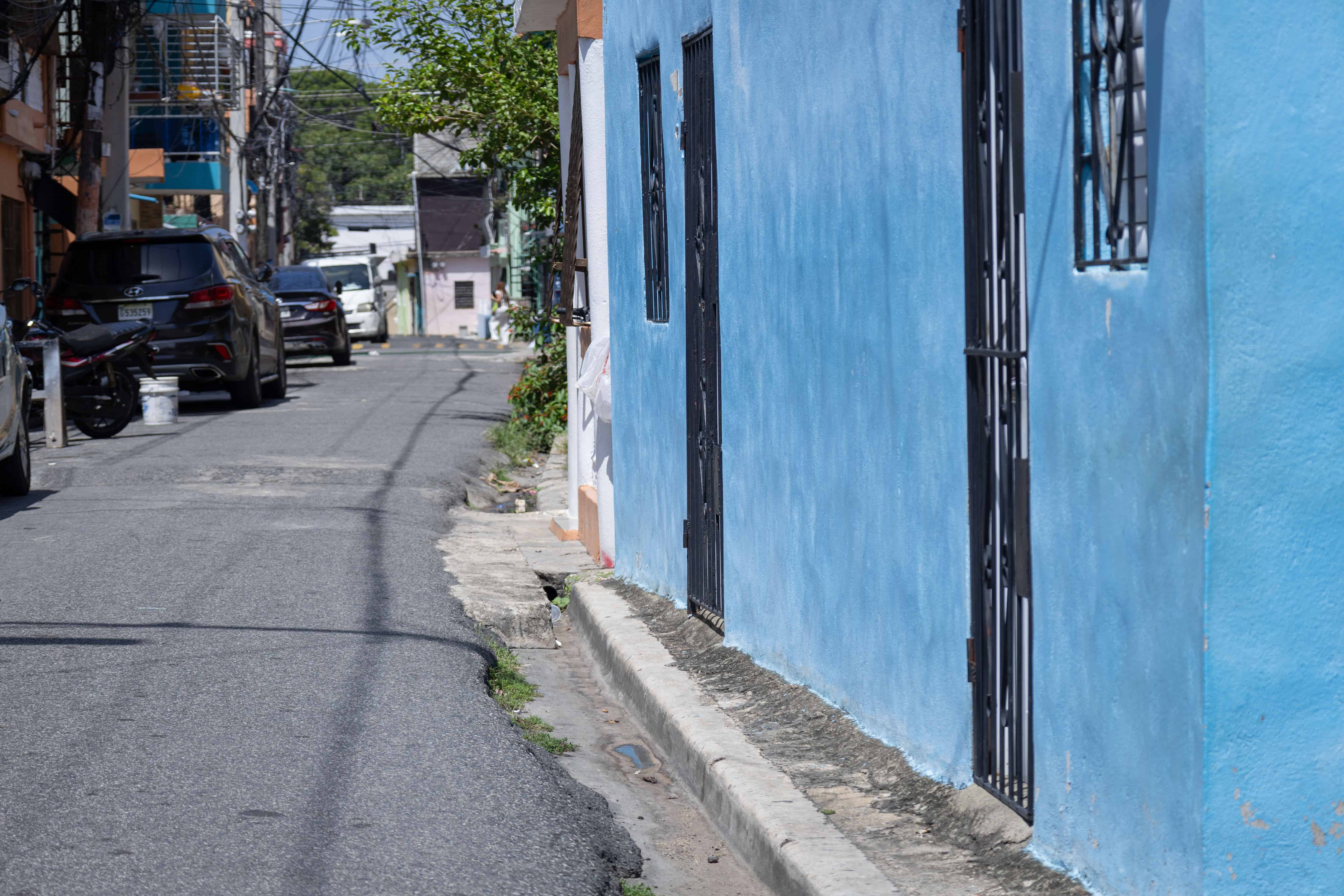 En varias calles del Ensanche Espaillat todo el mundo ocupó la acera para hacer una galería y algunos abarcaron tanto que dejaron un callejón. 