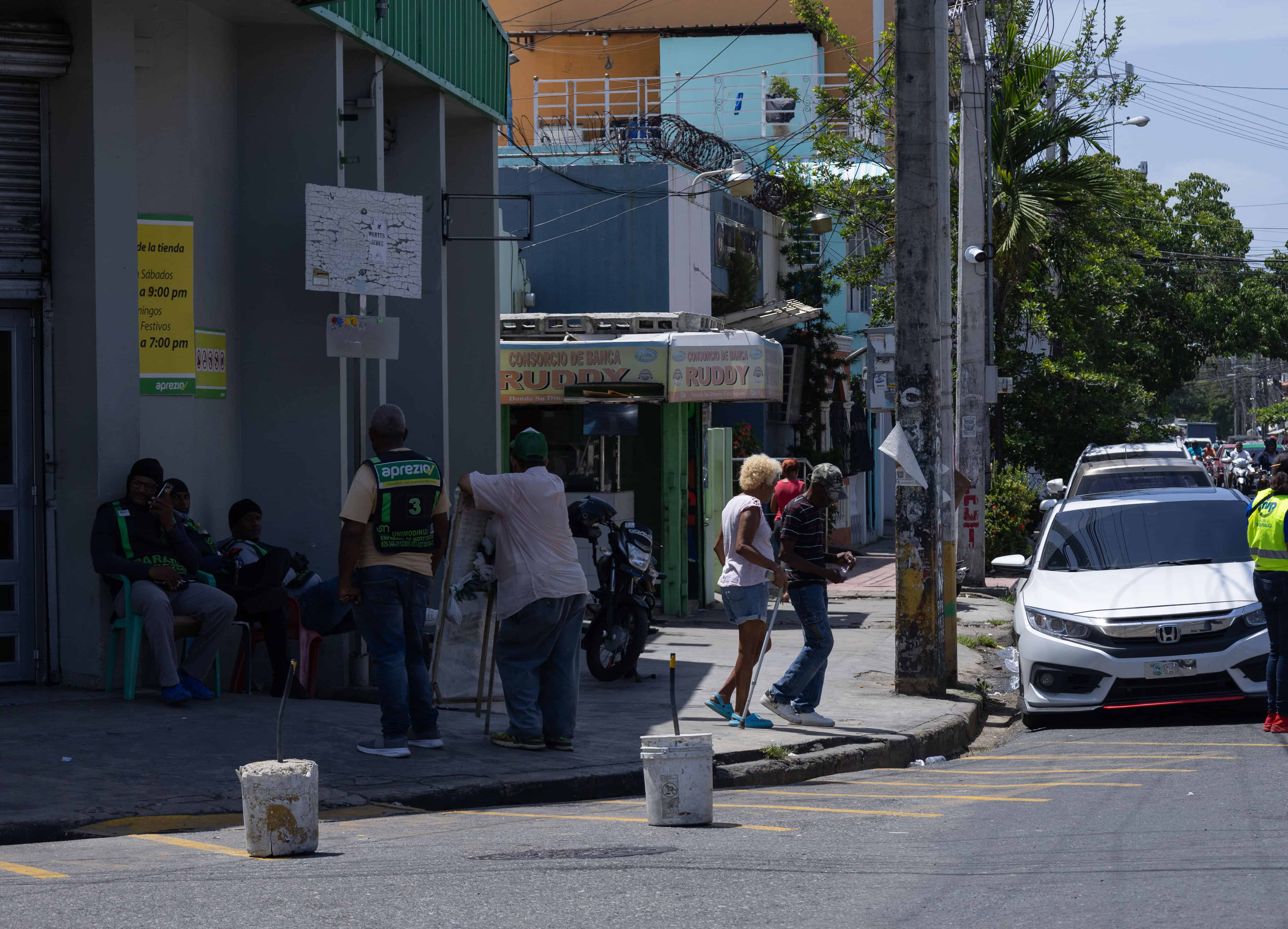 Comercios bloquean las calles con tubos implantados en bases de concreto. 