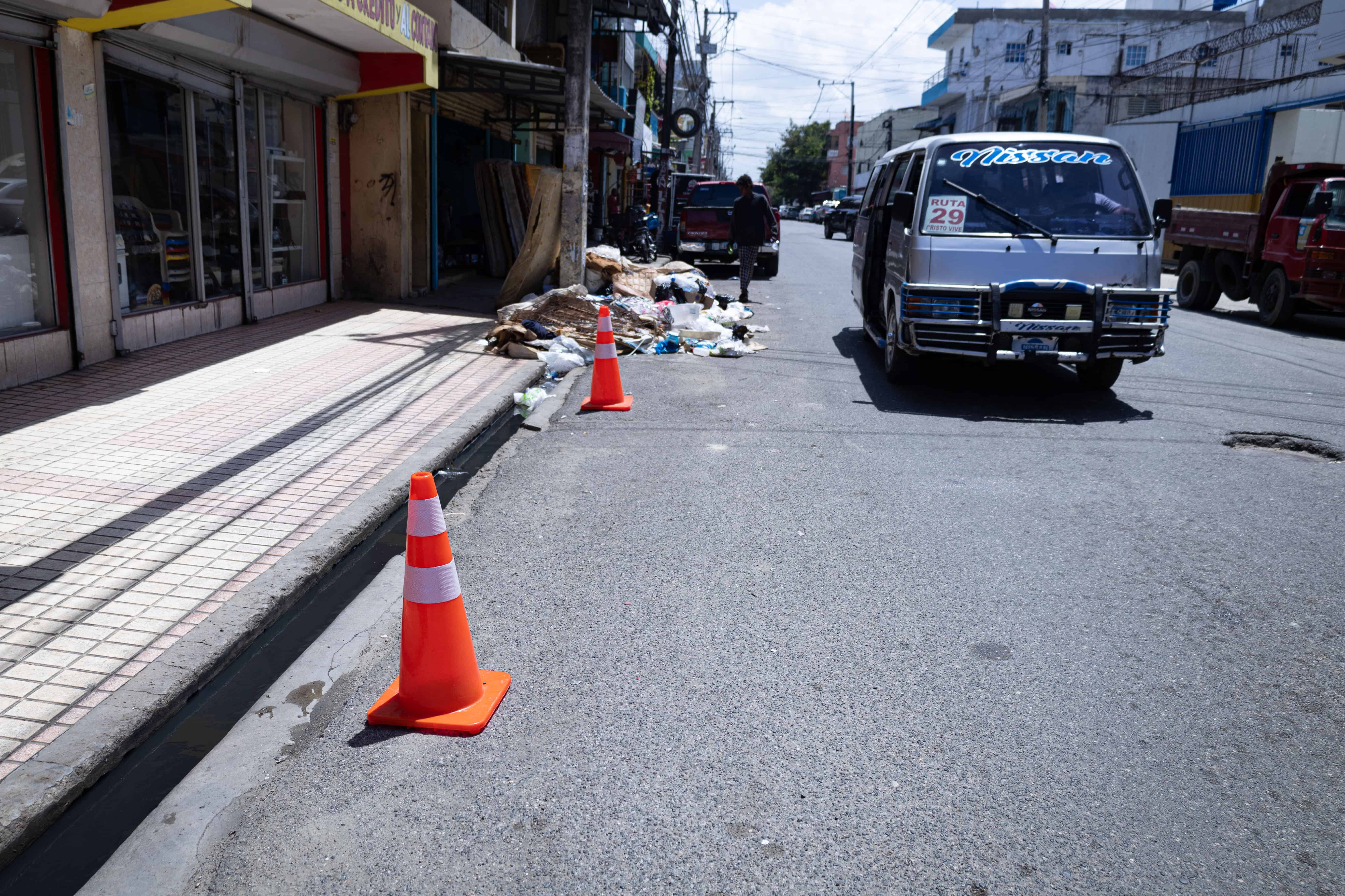 Conos colocados por un negocio en una calle. 