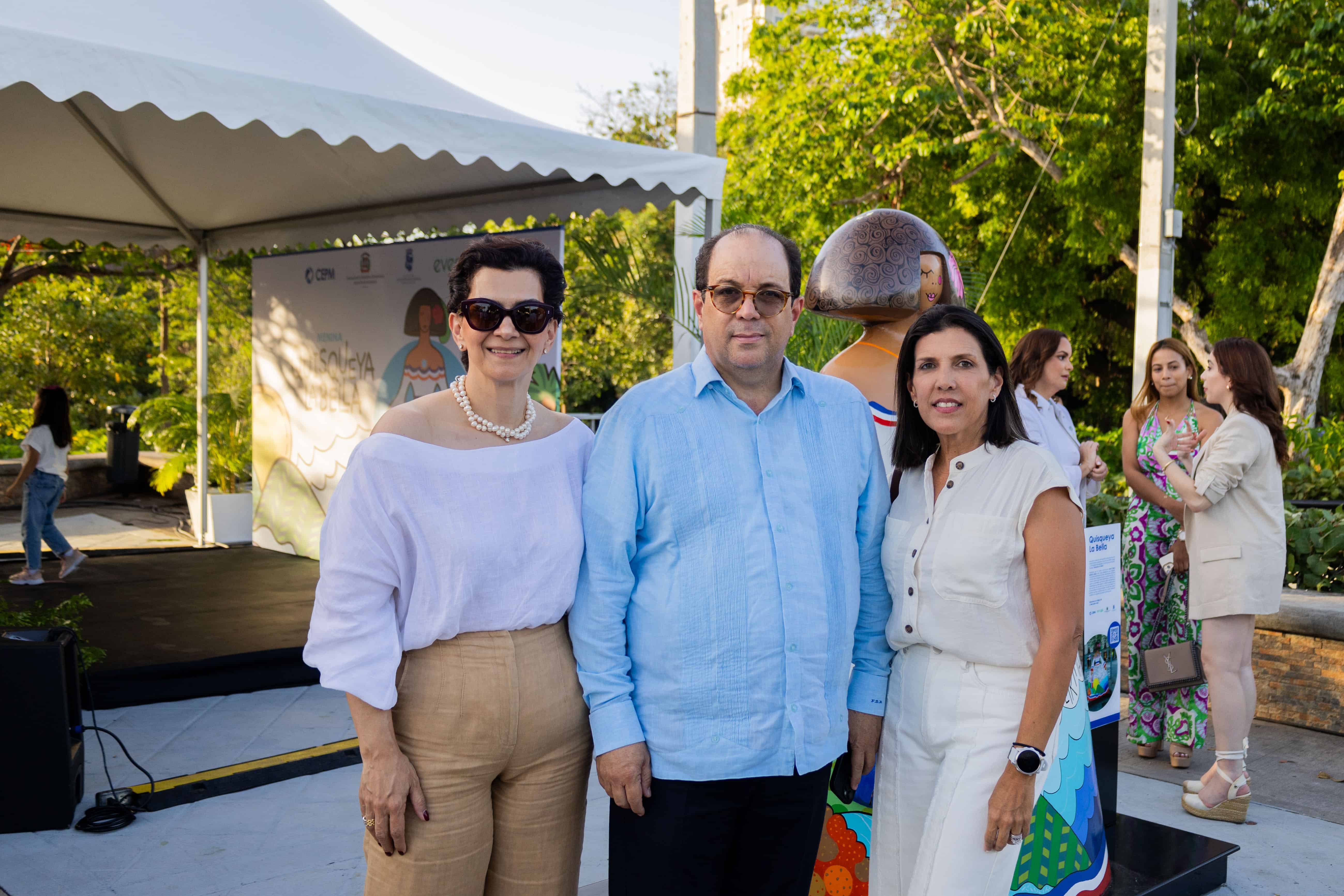 Ana Karina Canaán de la Mota, Franklin de la Mota y Aymet De la Mota. 