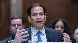 Un manifestante interrumpe a Marco Rubio en el Senado: Quita tus manos de Venezuela