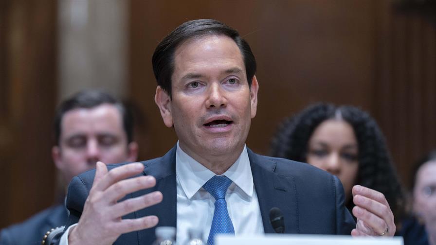 Un manifestante interrumpe a Marco Rubio en el Senado: Quita tus manos de Venezuela