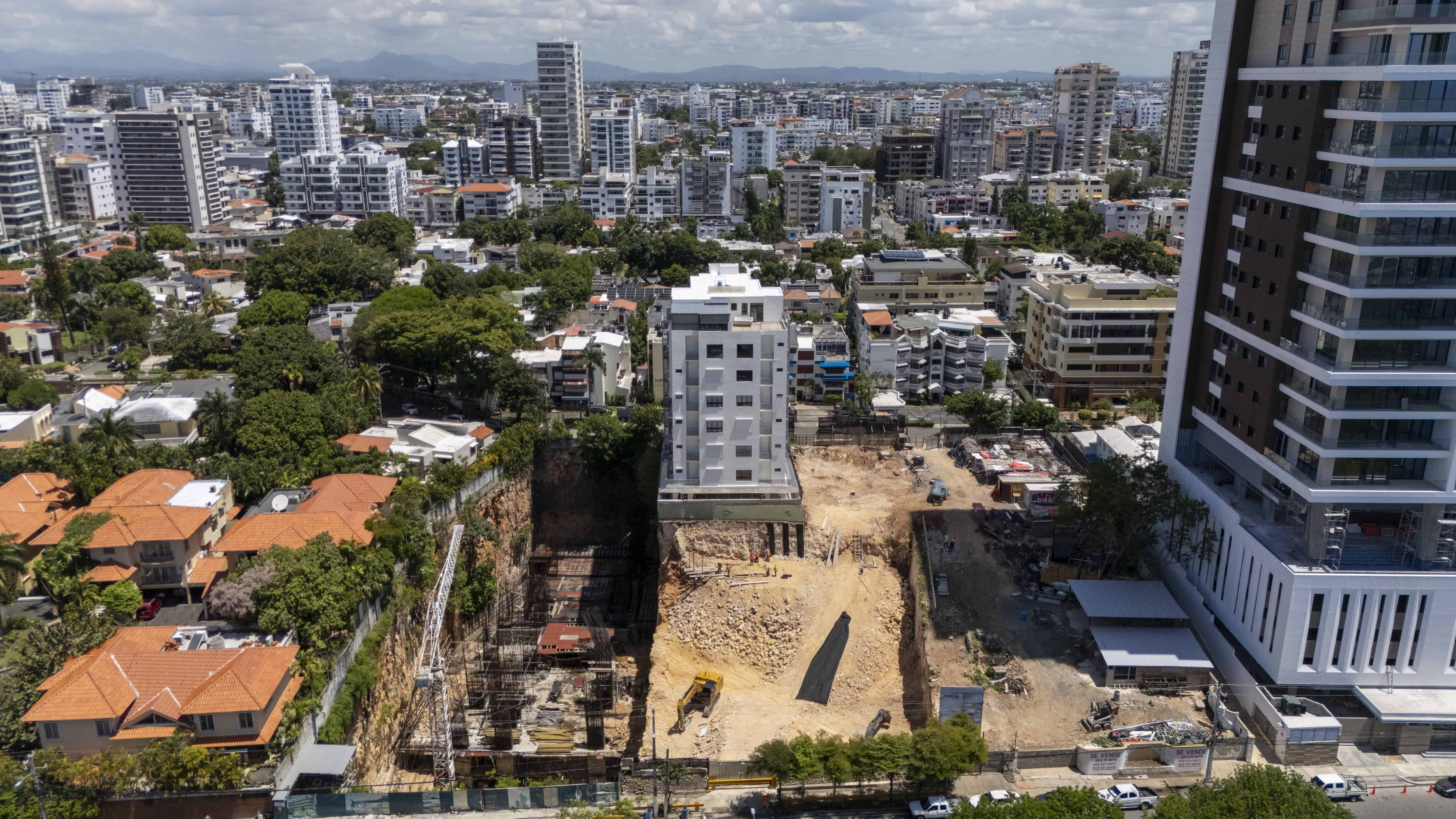 Vista aérea de las torres que se ven desde la avenida Anacaona, donde se aprecia el perímetro en construcción que ocupará la torre Sky Tower Anacaona, que quedará en medio de una torre y de un conjunto de casas.