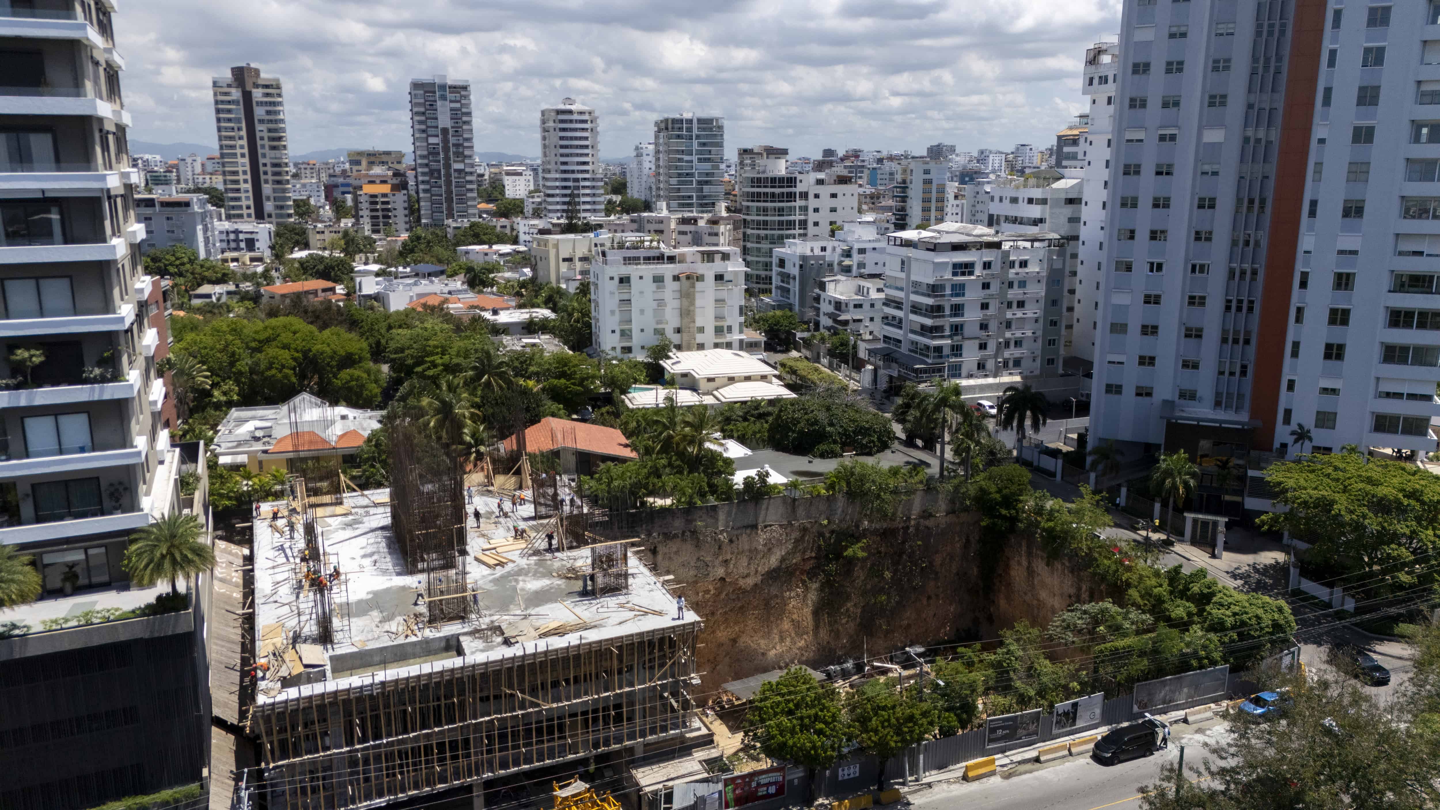 Construcción de la torre Ocean View, en fase de levantamiento.