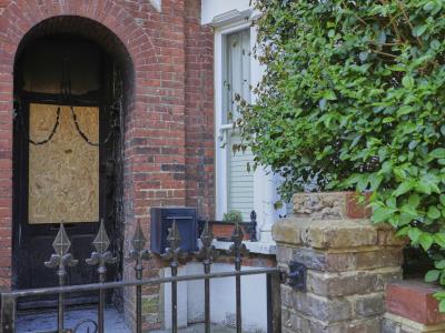 Acusan tercer hombre por incendios en propiedades de Keir Starmer