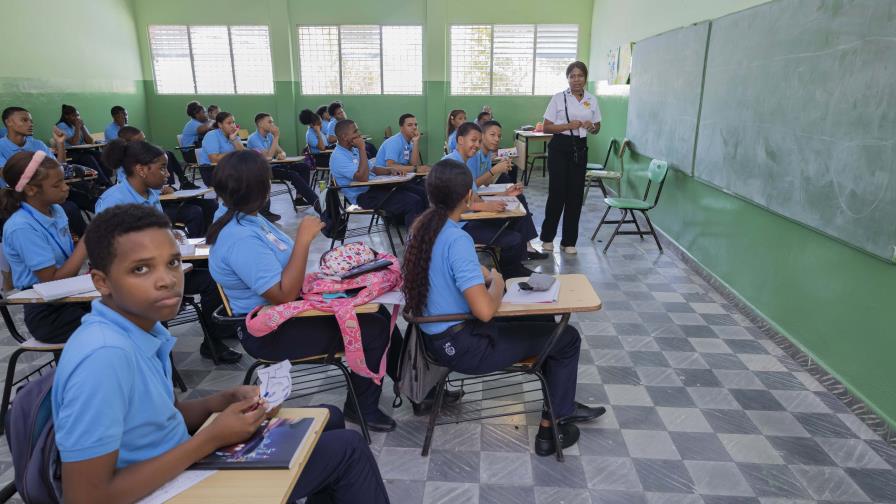 Unos 114,000 estudiantes van a pruebas nacionales a partir del martes 24 Unos 114,000 estudiantes van a pruebas nacionales a partir del martes 24