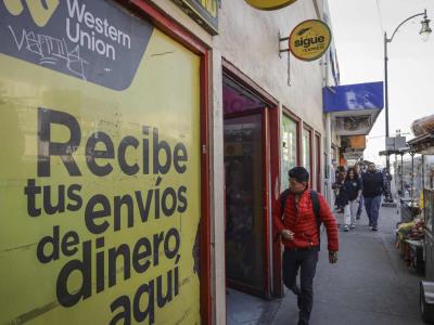 Impuesto a remesas de EE. UU. angustia a 40 millones de migrantes