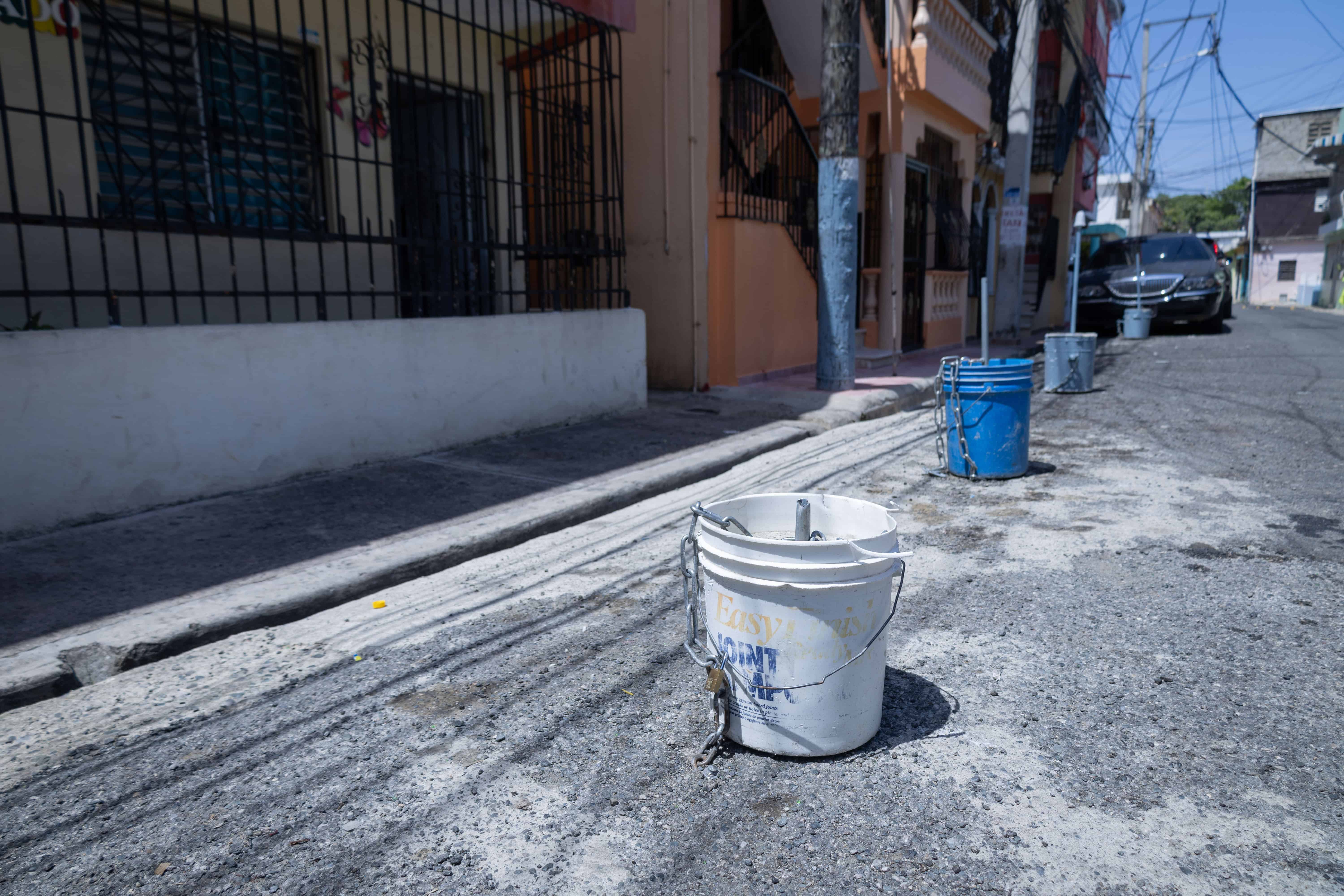Propietarios de viviendas impiden que personas se estacionen frente a sus casas con tubos implantados en bases de concreto. 