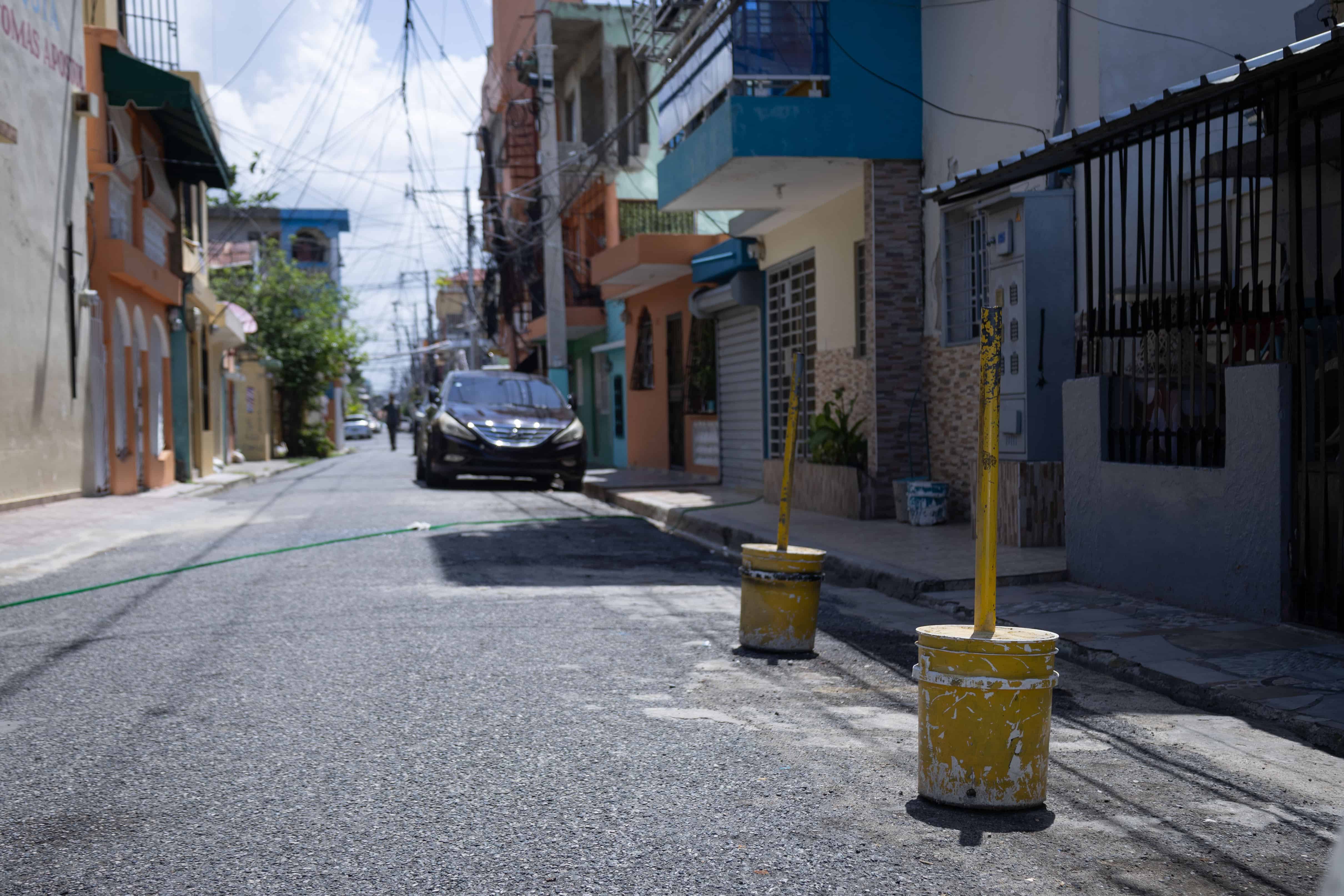 Comercios ycasas bloquean las calles con tubos implantados en bases de concreto. 