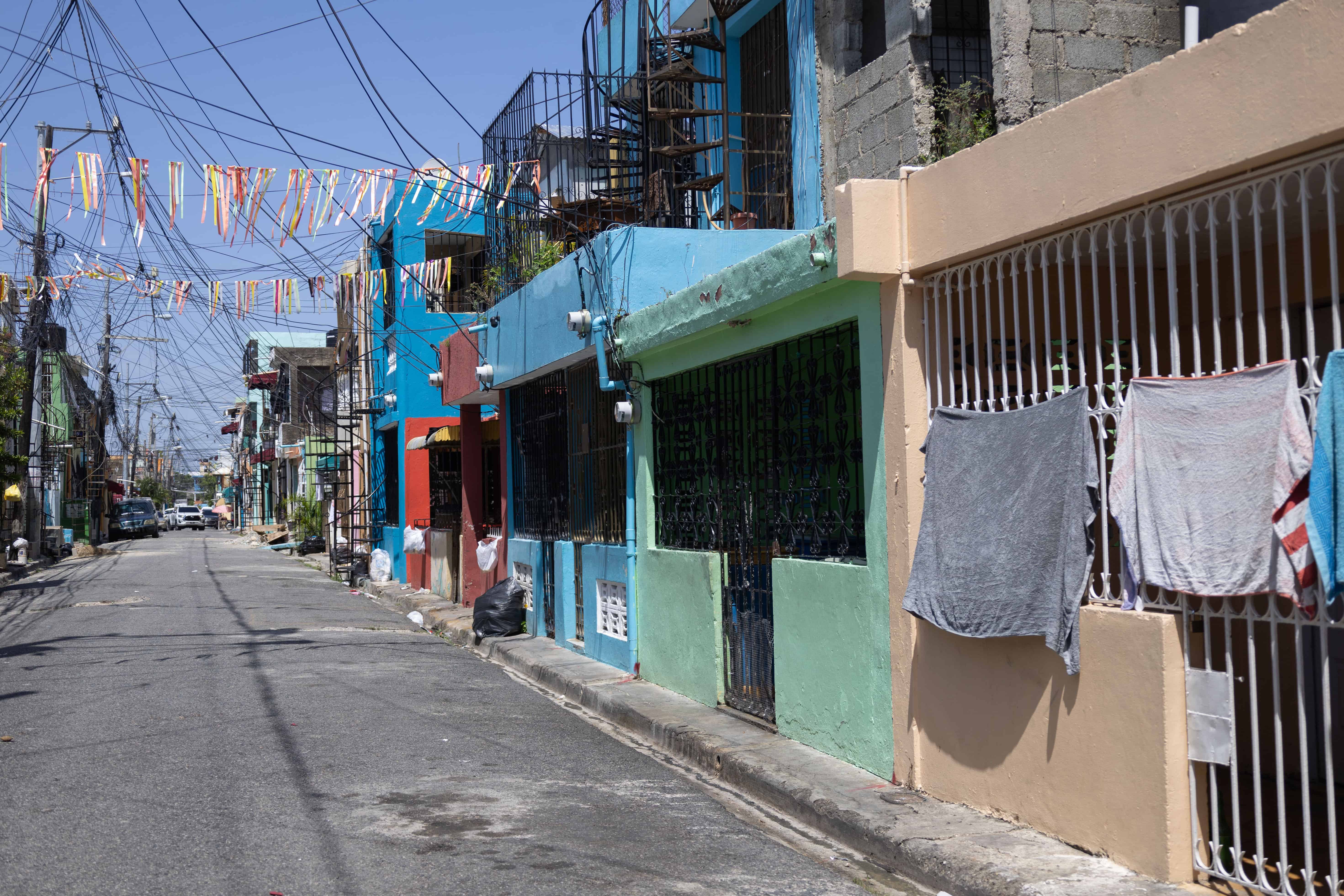 En varias calles del Ensanche Espaillat todo el mundo ocupó la acera para hacer una galería y algunos abarcaron tanto que dejaron un callejón. 