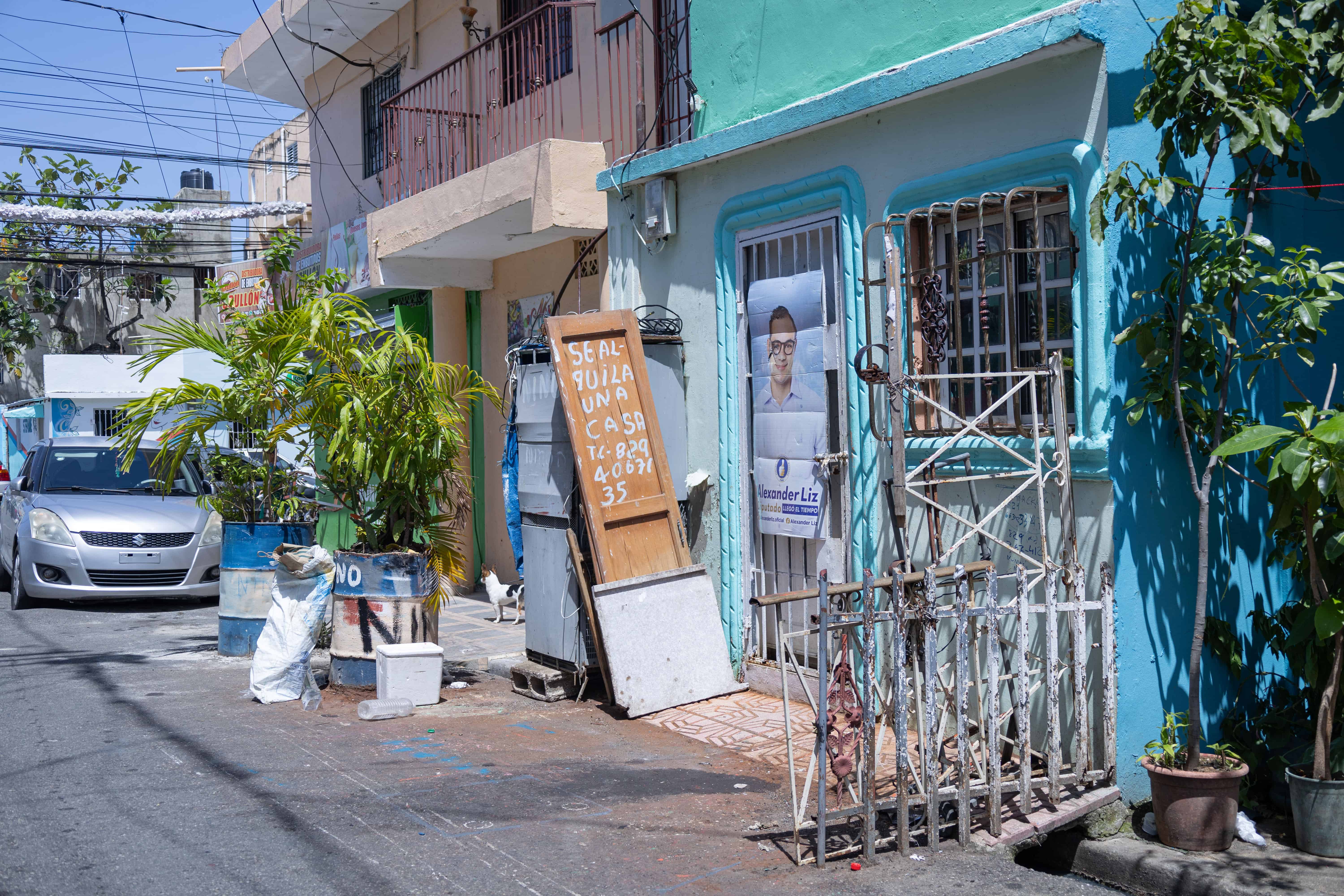 En varias calles del Ensanche Espaillat todo el mundo ocupó la acera para hacer una galería y algunos abarcaron tanto que dejaron un callejón. 