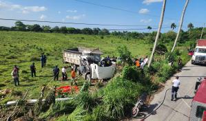 Conductor resulta herido al volcarse camión que conducía en la carretera Otra Banda-Verón