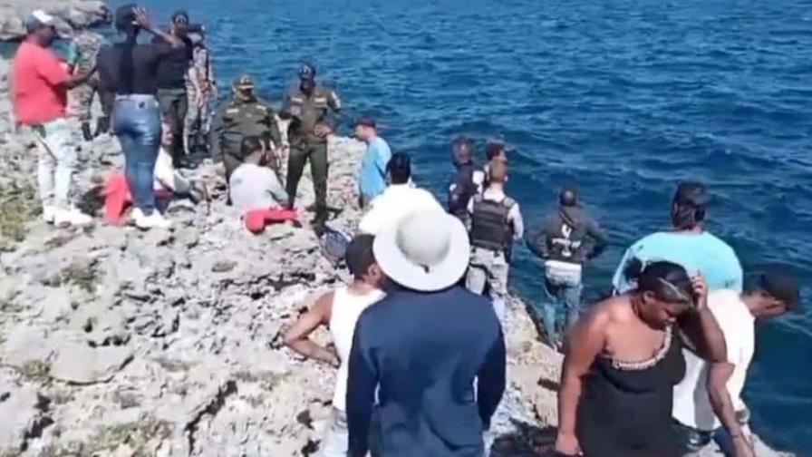 Rescatan a cuatro personas tras zozobrar embarcación en costas de La Romana Rescatan a cuatro personas tras zozobrar embarcación en costas de La Romana