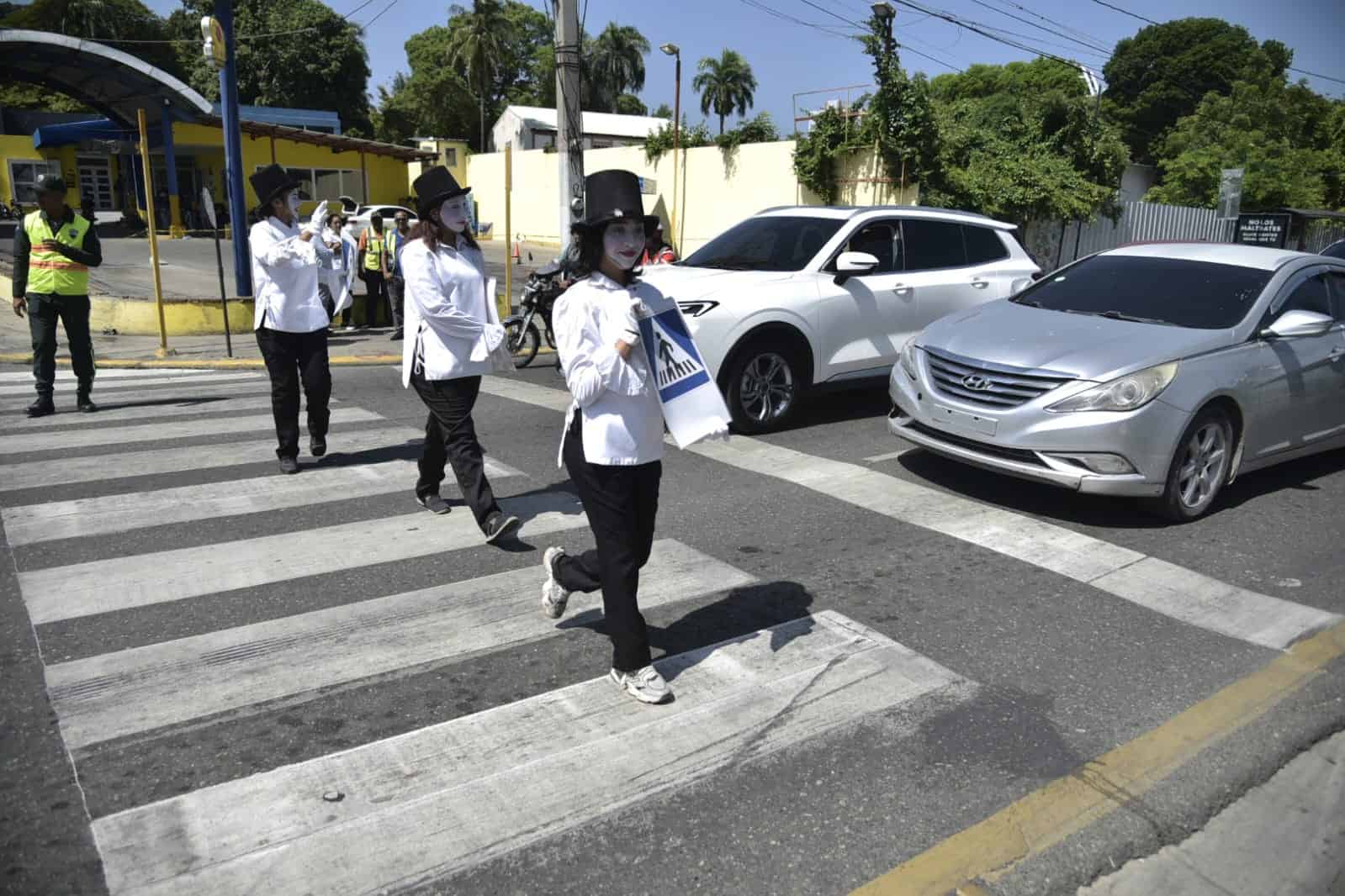 Mimos en el paso peatonal durante su participación en la jornada de educación y seguridad vial en Santiago.
