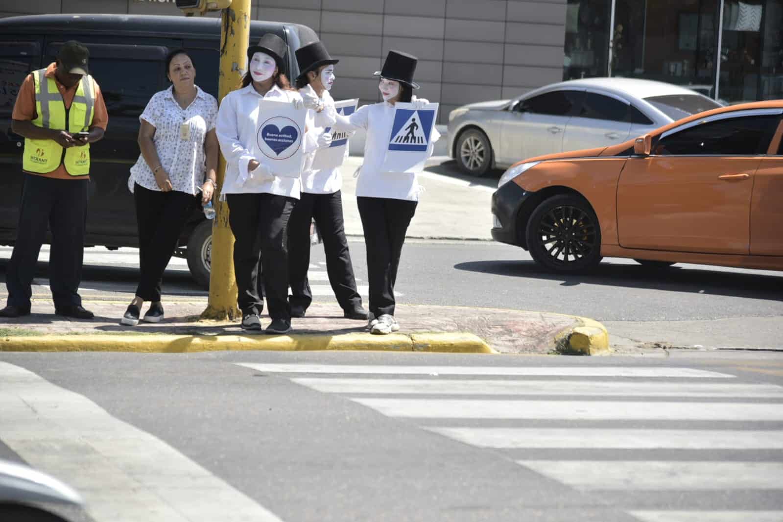 <font style=vertical-align: inherit;><font style=vertical-align: inherit;>Mimos utilizando gestos expresivos y carteles informativos durante participación en la jornada de educación y seguridad vial en Santiago.</font></font> 