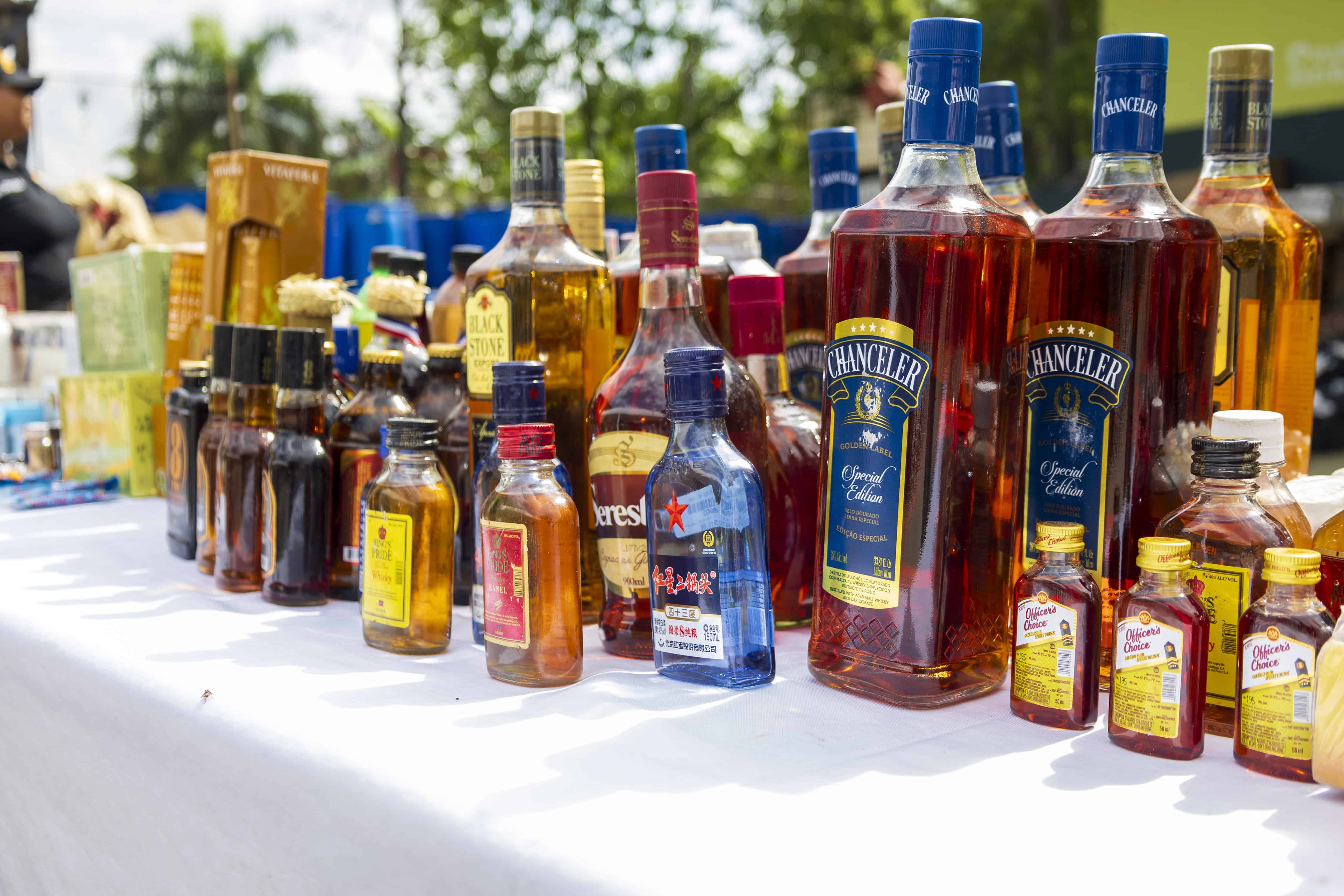 Bebidas alcohólicas incautadas por las autoridades. 