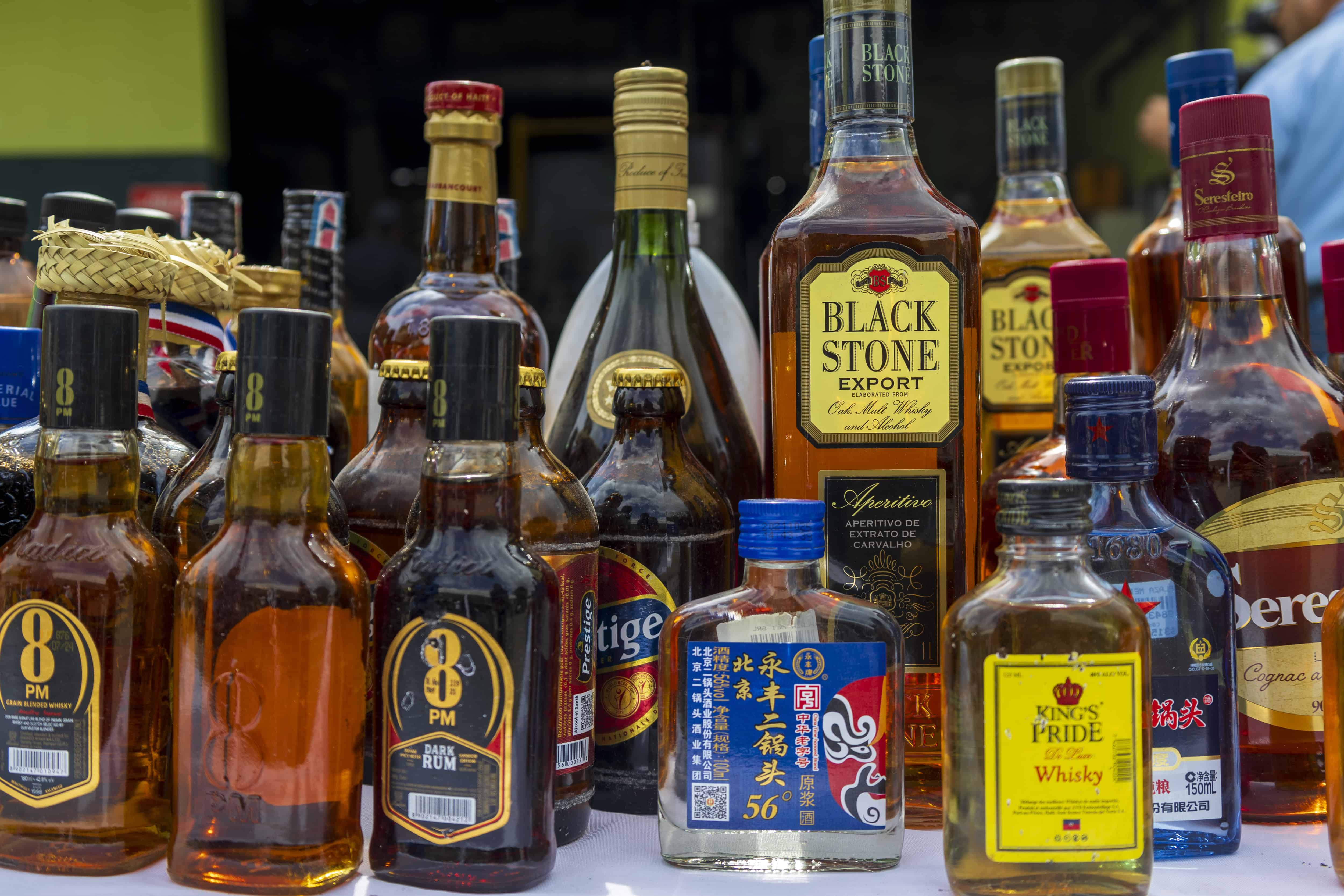Medicametos y bebidas alcohólicas ilegales se comercian en el mercado negro. 