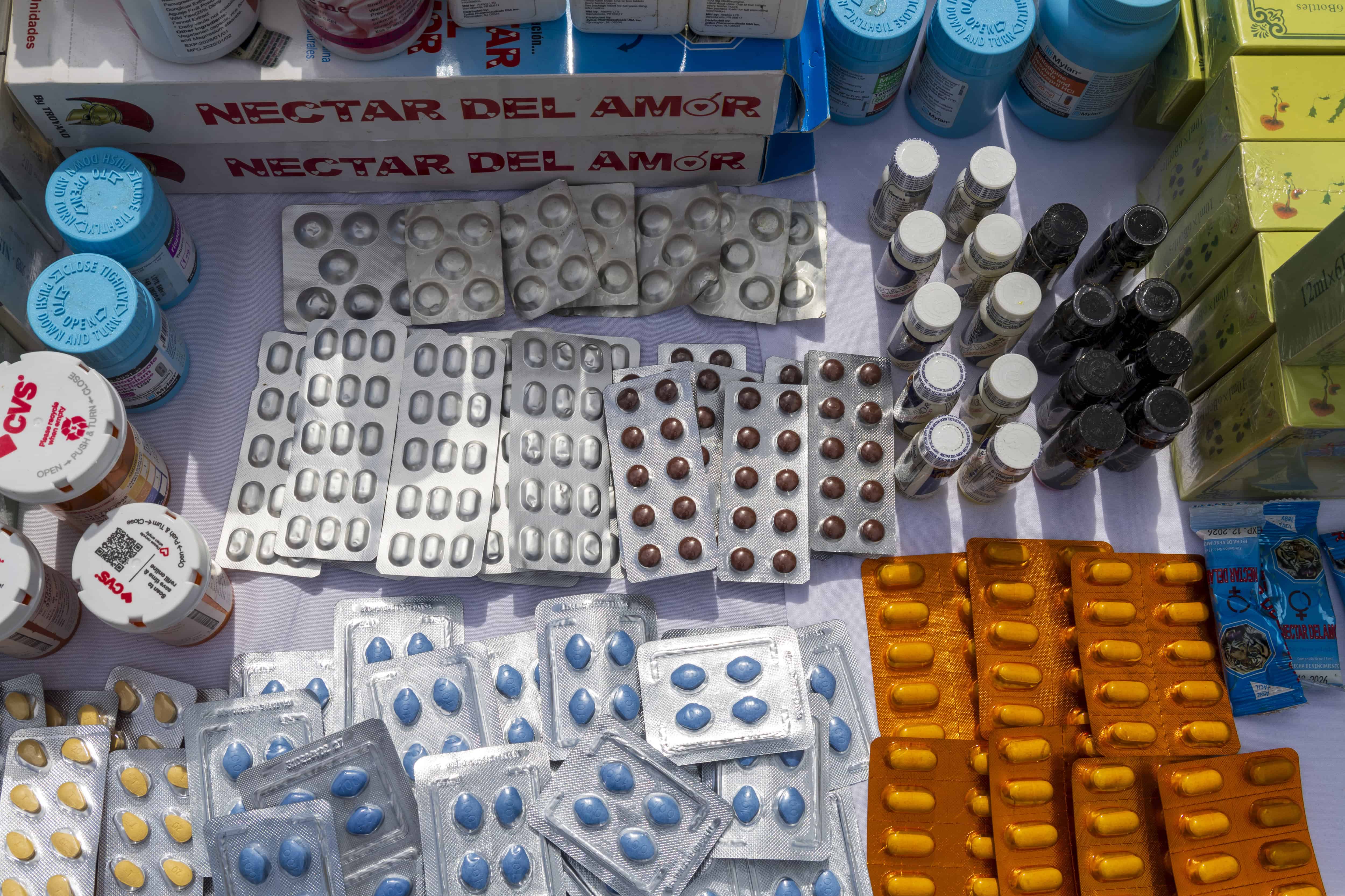 Medicametos y bebidas alcohólicas ilegales se comercian en el mercado negro. 