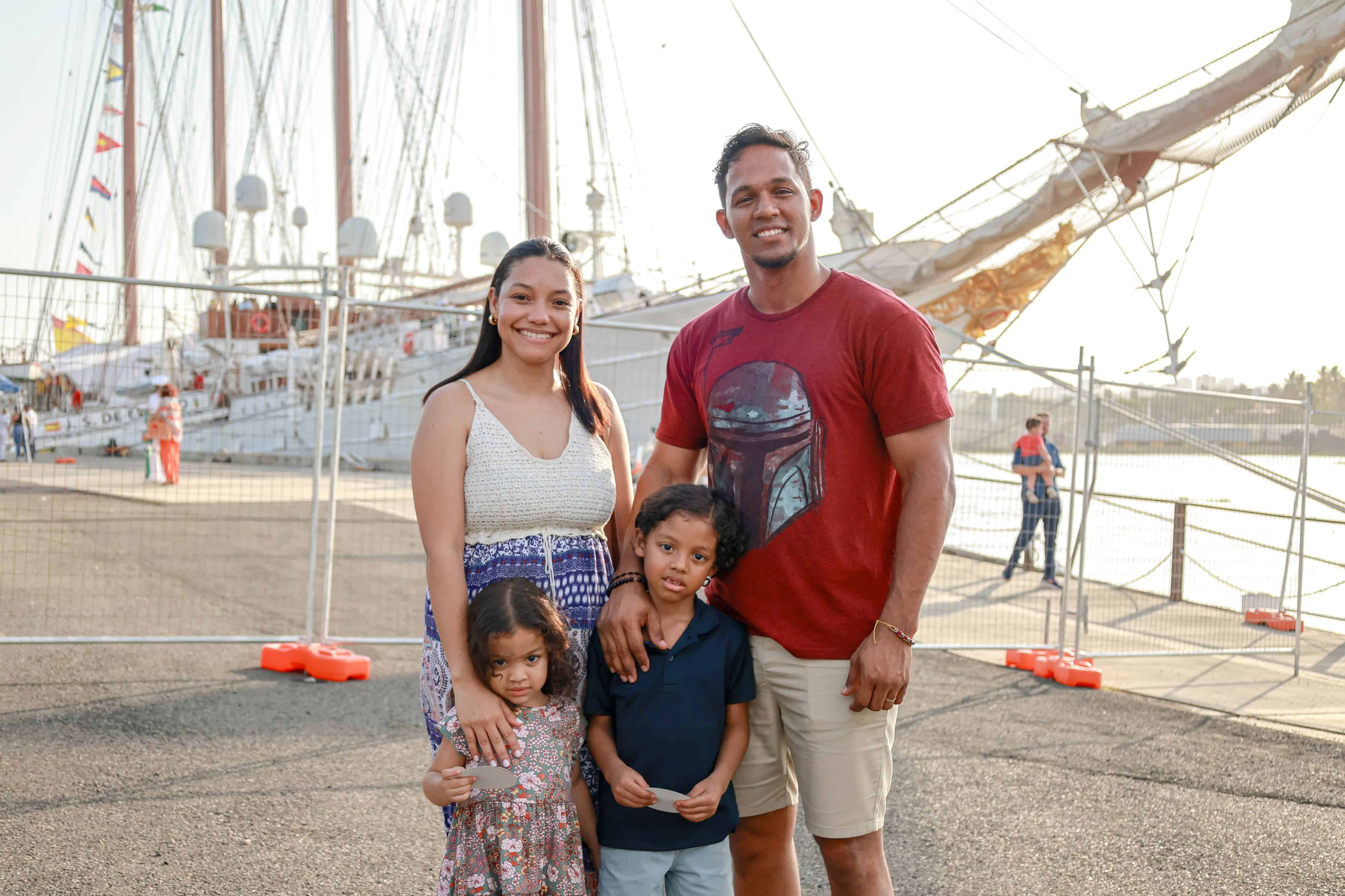 Esthefany Almánzar y Nelson Arias, junto a los niños Zohar y Samuel Arias.