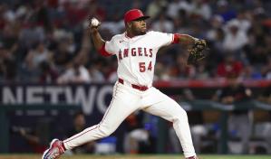 Héctor Neris logra su primer triunfo en relevo, Angelinos vencen a los Atléticos