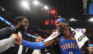 VIDEO | Con un Rolex para cada compañero, Gilgeous-Alexander celebró su premio como MVP de la NBA