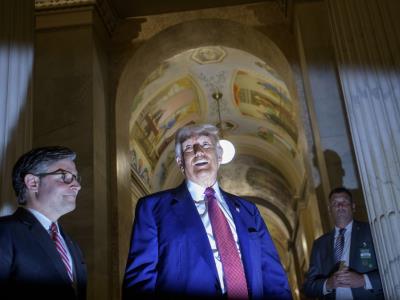 Donald Trump celebra avance de su plan fiscal