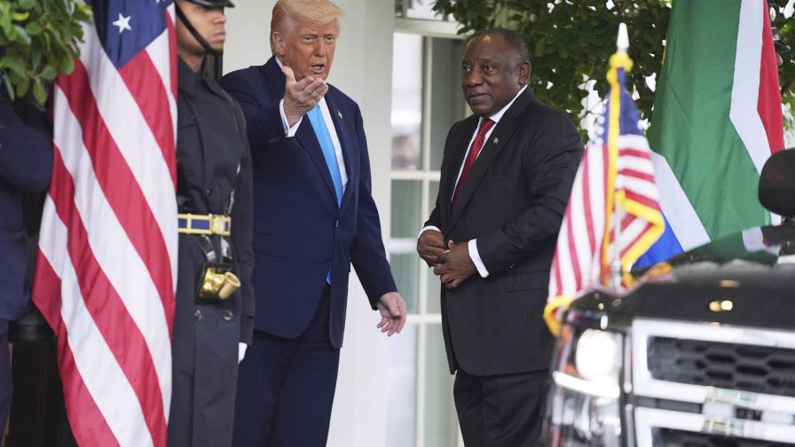 Trump usa videos de político marginal sudafricano como prueba de amenazas a agricultores blancos
