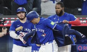 Azulejos aplastan 14-0 a Padres con siete carreras en la 8va entrada, que incluye grand slam