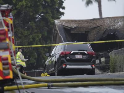 Avioneta se estrella en San Diego, incendiando casas y vehículos