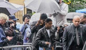 Kid Cudi dice que su coche fue incendiado después de que "Diddy" Combs irrumpiera en su casa