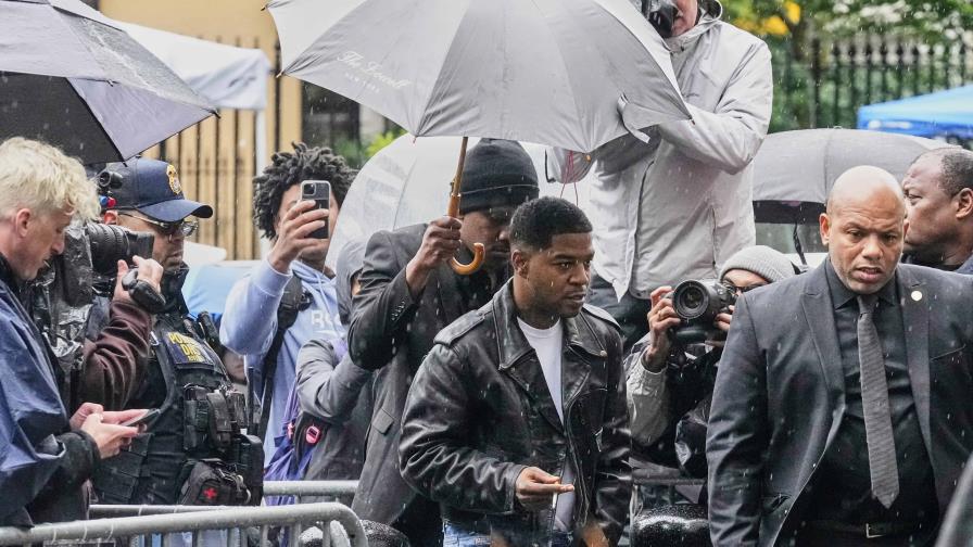 Kid Cudi dice que su coche fue incendiado después de que "Diddy" Combs irrumpiera en su casa Kid Cudi dice que su coche fue incendiado después de que "Diddy" Combs irrumpiera en su casa