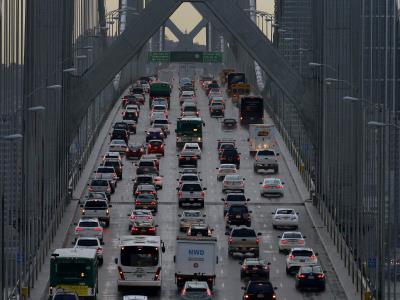 Senado de EEUU bloquea norma que prohíbe autos de gasolina