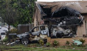 Dos muertos y ocho heridos al estrellarse una avioneta en un barrio en el sur de California