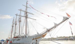 Las familias visitan el buque escuela de la armada española Juan Sebastián de Elcano