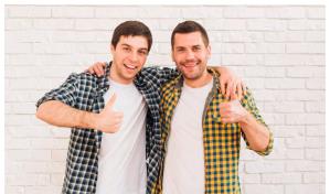 Hombres que llaman a sus amigos para desearles buenas noches: la tendencia que redefine lo masculino