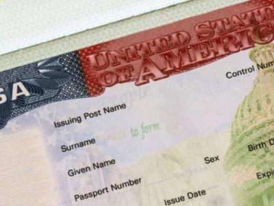 Juez impide a Trump revocar visas a estudiantes internacionales