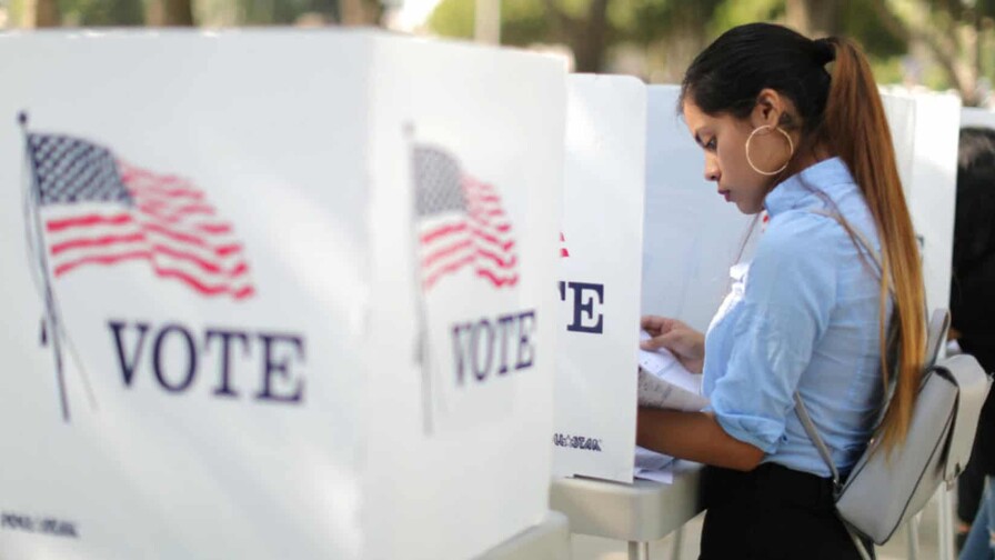 Casa Blanca defiende un proyecto de ley que exigiría a las personas comprobar ciudadanía Casa Blanca defiende un proyecto de ley que exigiría a las personas comprobar ciudadanía