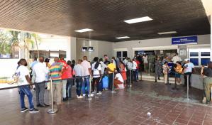 Los haitianos acuden a Migración para renovar sus permisos de estadía