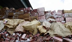 Las autoridades queman 19.7 millones de cigarros y licores ilícitos
