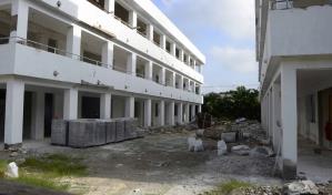 Padres exigen conclusión de aulas en politécnico de Santiago