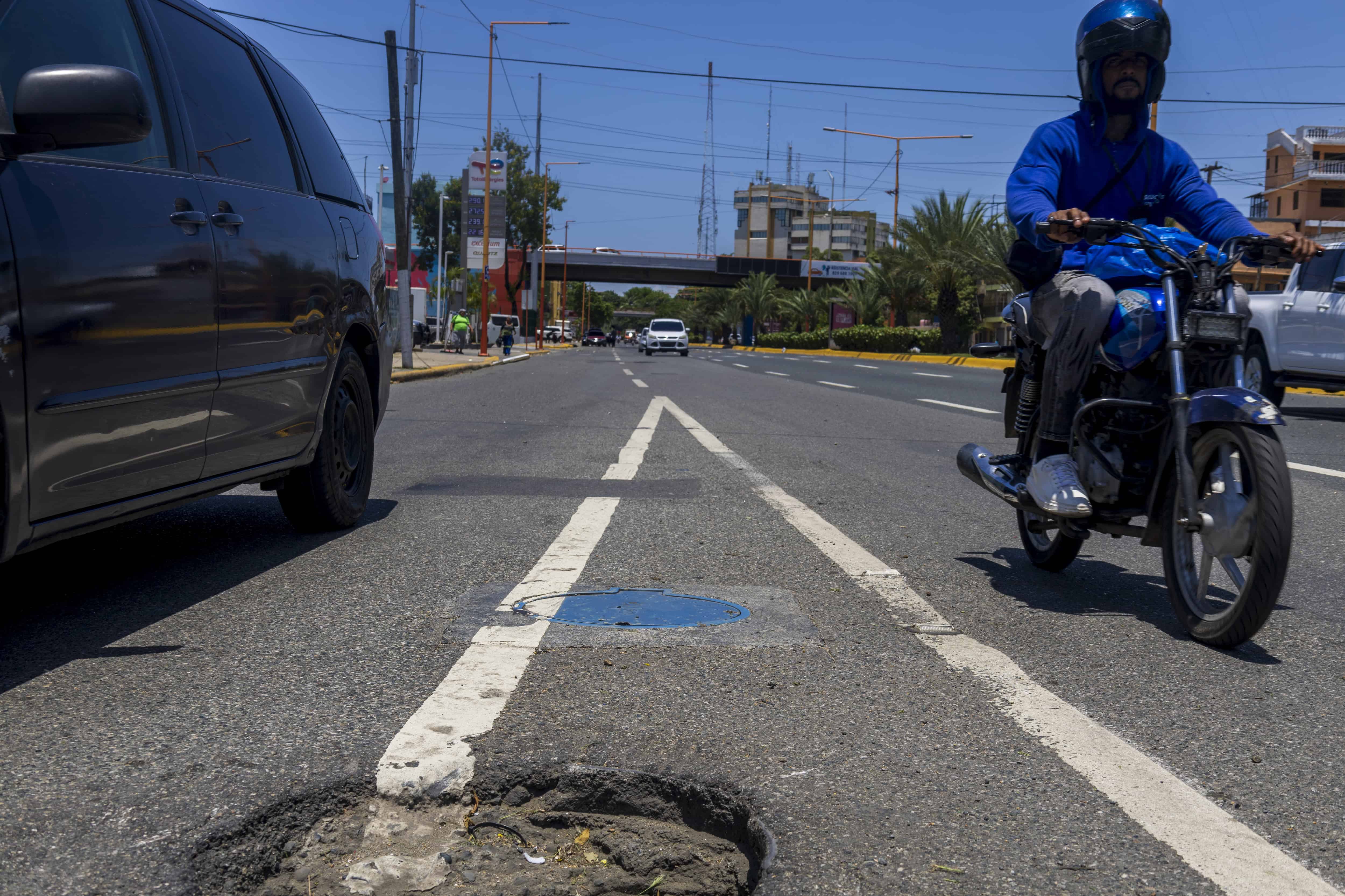 La Caasd coloca tapas de fibra de vidrio en algunas calles y avenidas.  