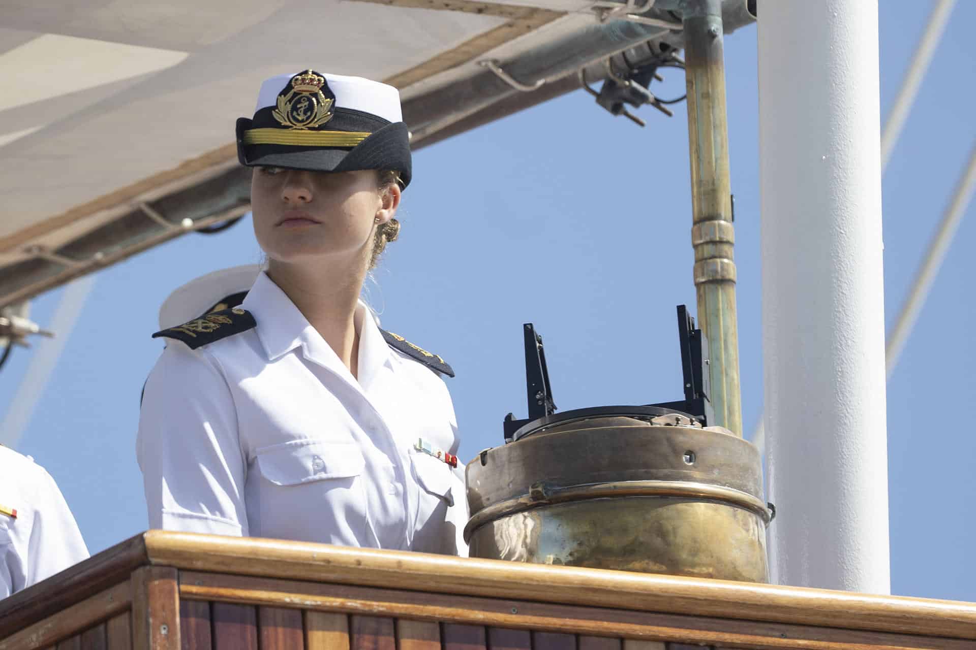 La princesa Leonor hace maniobras de navegación en el buque escuela Juan Sebastián de Elcano durante su recalado en Santo Domingo.