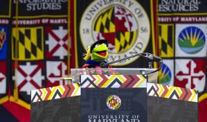 Saltemos juntos pide la Rana René en su discurso de graduación en la Universidad de Maryland