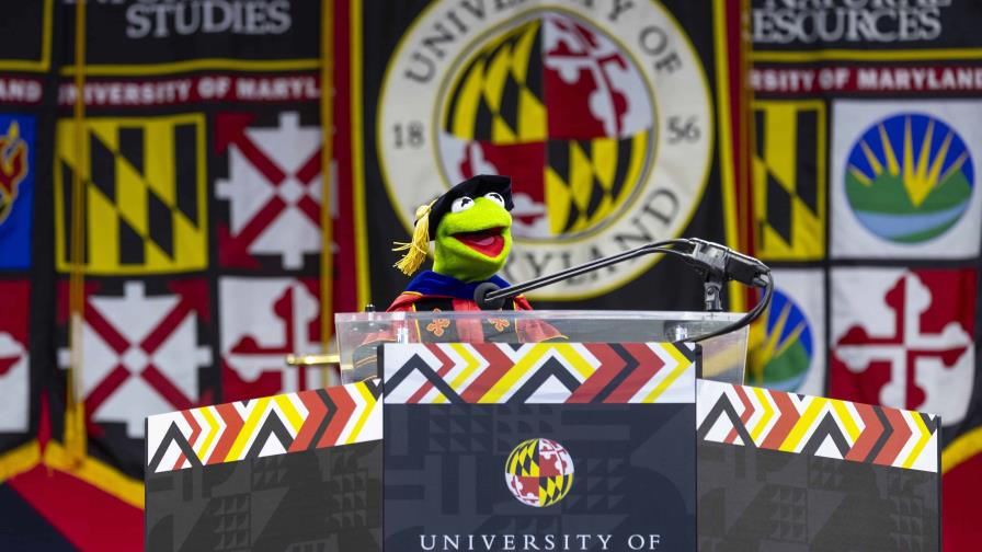 Saltemos juntos pide la Rana René en su discurso de graduación en la Universidad de Maryland Saltemos juntos pide la Rana René en su discurso de graduación en la Universidad de Maryland